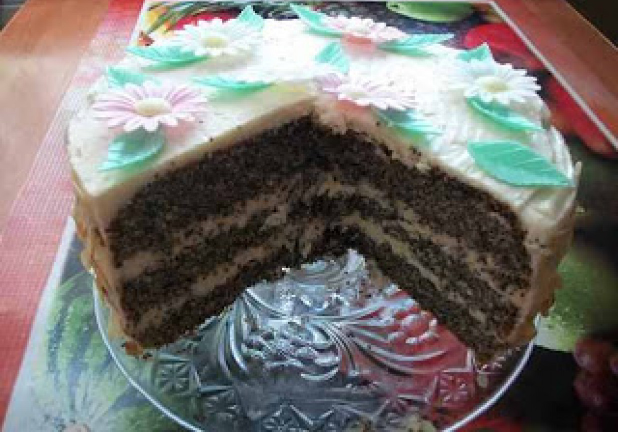 Tort makowy z kremem z białej czekolady foto
