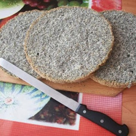Krok 2 - Tort makowy z kremem z białej czekolady foto