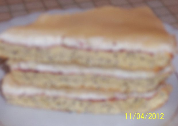 Fotografia przedstawiająca Tort makowy z marcepanem