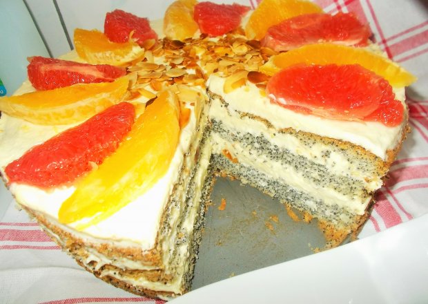 Fotografia przedstawiająca Tort makowy z masą i owocami