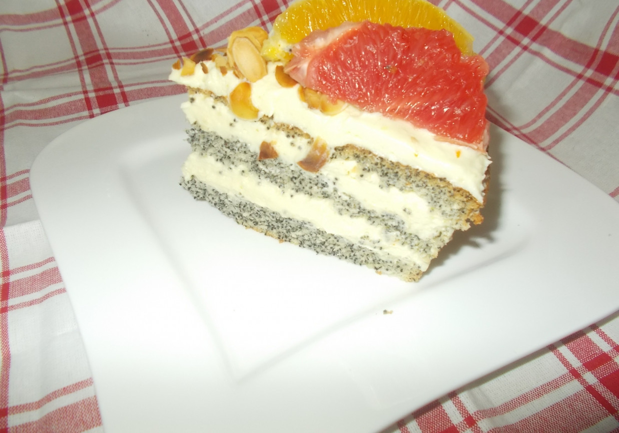 Tort makowy z masą i owocami foto