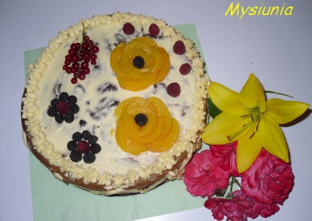 Fotografia przedstawiająca Tort malinowo – brzoskwiniowy