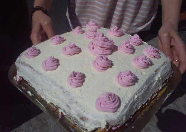 Fotografia przedstawiająca Tort malinowo-waniliowy