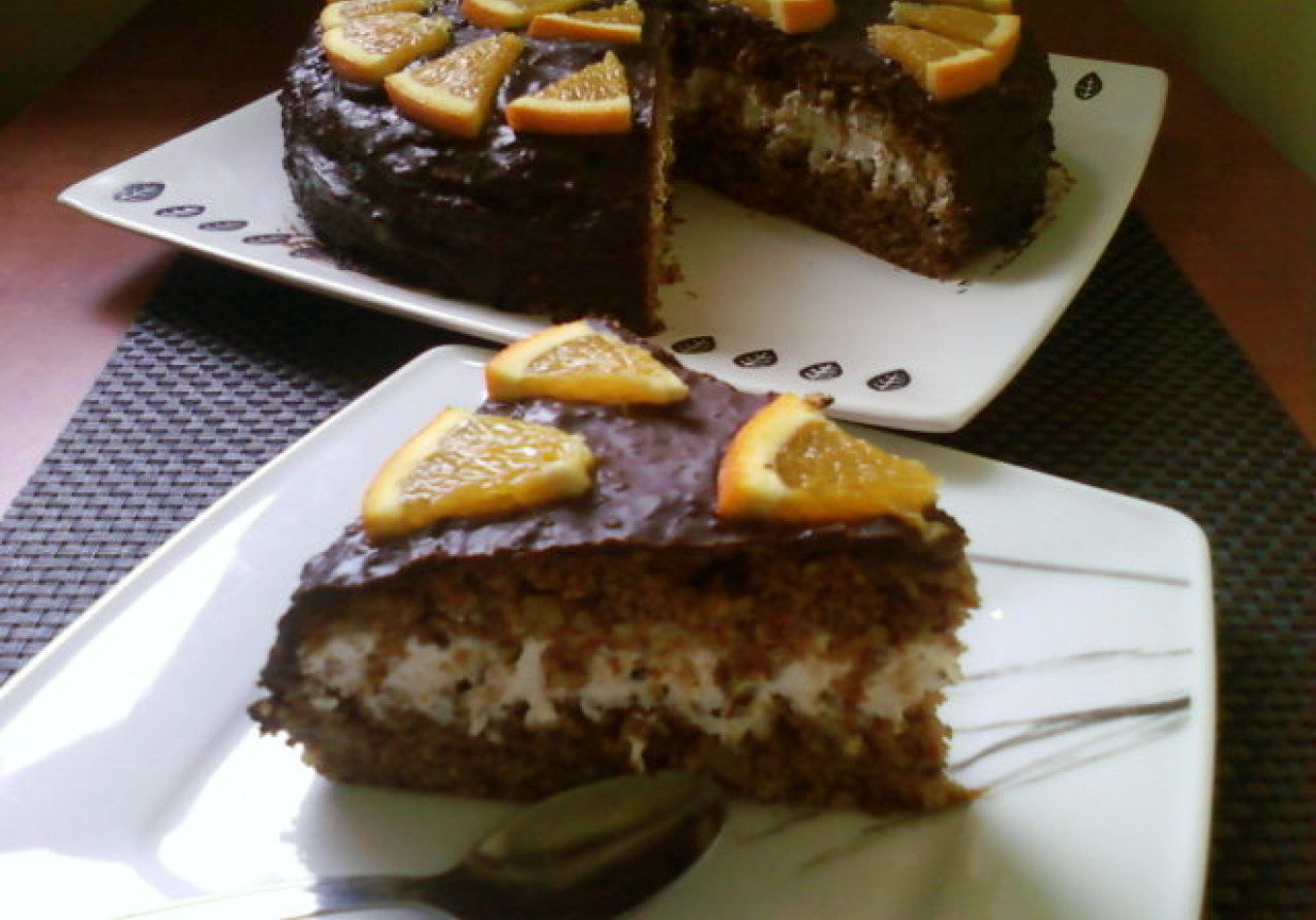 Tort marchewkowy miodowo cynamonowy - polany czekoladą o smaku pomarańczy foto