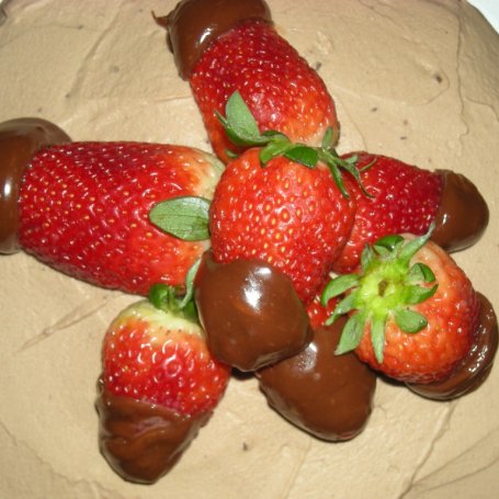 Krok 4 - tort mascarpone z truskawkami foto