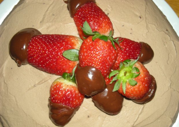 Fotografia przedstawiająca tort mascarpone z truskawkami