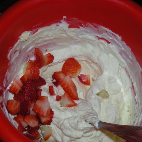 Krok 2 - tort mascarpone z truskawkami foto