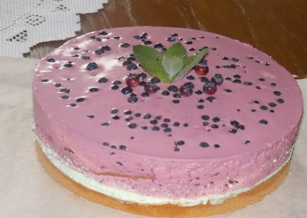 Fotografia przedstawiająca tort miętowo-jagodowy