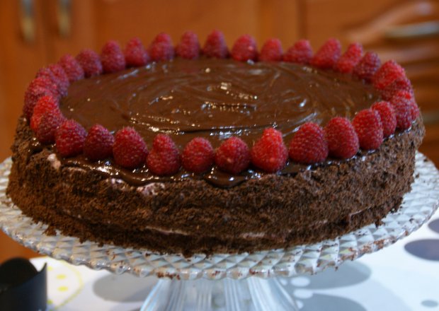 Fotografia przedstawiająca tort mocno czekoladowy
