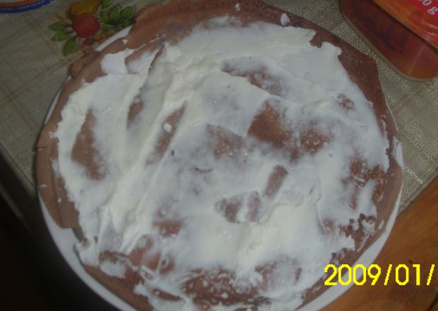 Fotografia przedstawiająca Tort naleśnikowy na słodko z czekoladą.
