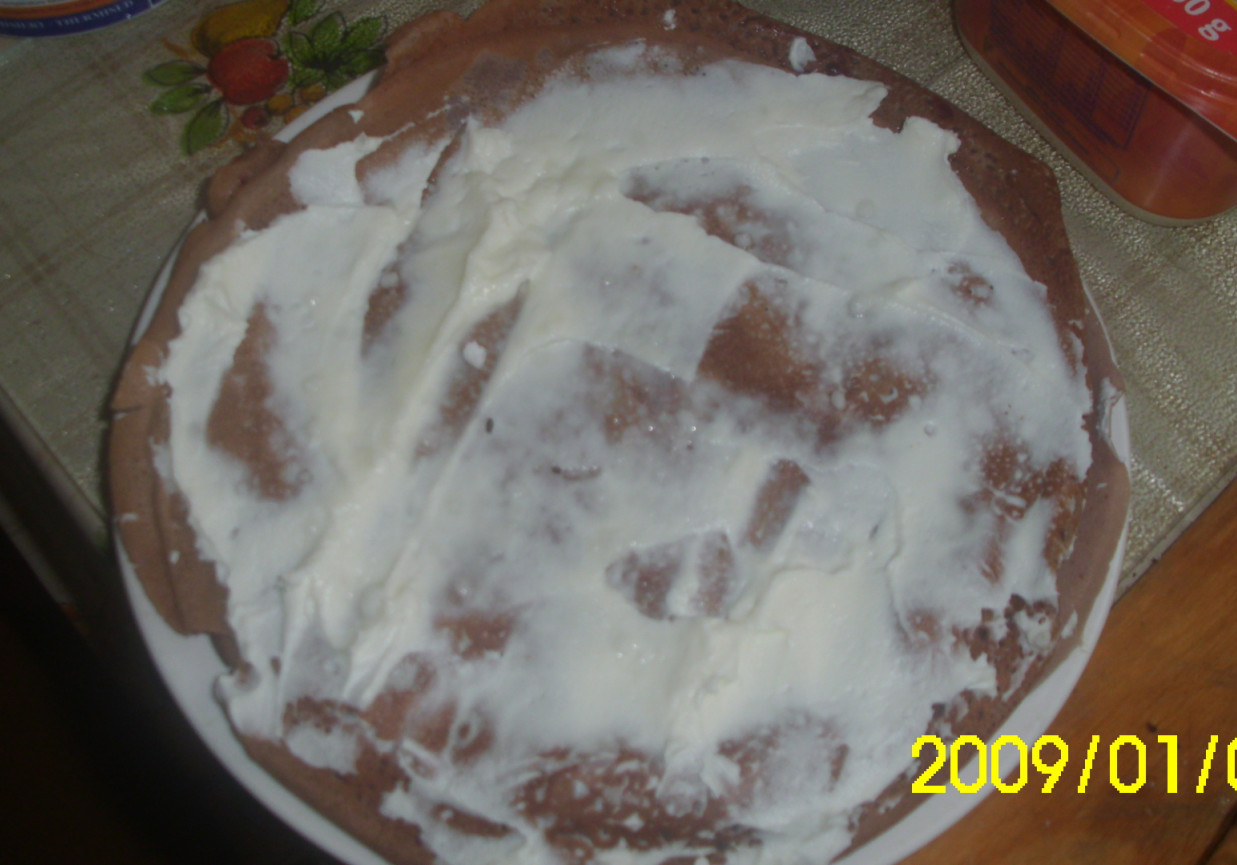 Tort naleśnikowy na słodko z czekoladą. foto