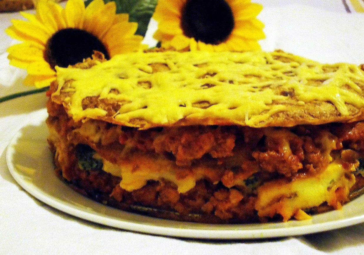 Tort naleśnikowy z farszem mięsnym, kalafiorem i brokułem foto