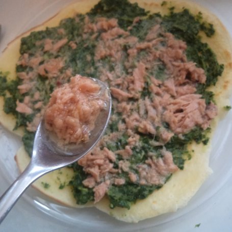 Krok 7 - Tort naleśnikowy z tuńczykiem i szpinakiem :) foto