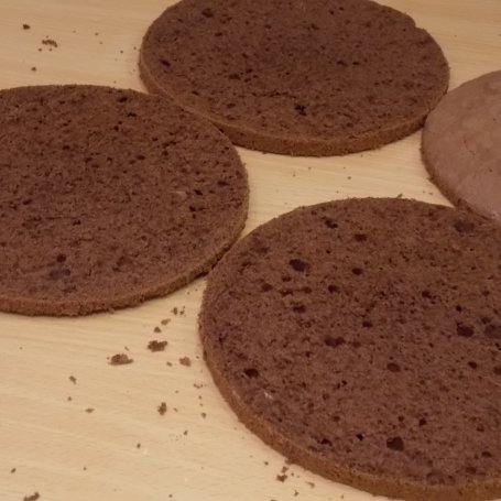 Krok 1 - Tort Nesquik z truskawkami foto