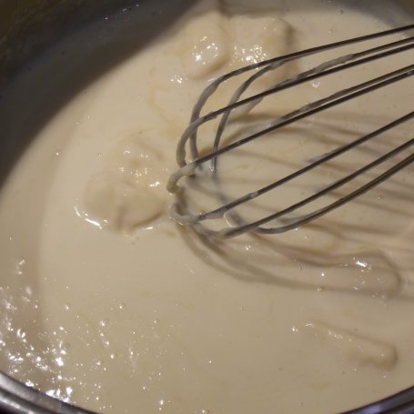 Krok 2 - Tort Nesquik z truskawkami foto