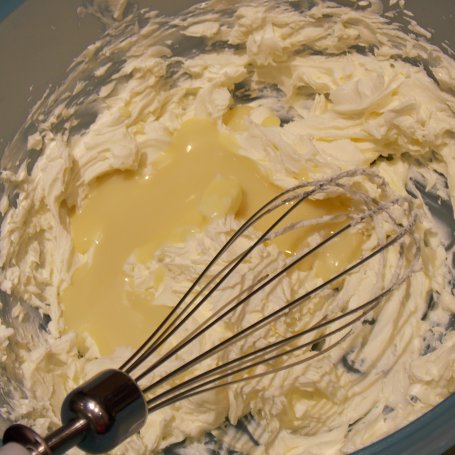 Krok 3 - Tort Nesquik z truskawkami foto