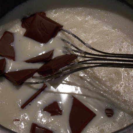Krok 4 - Tort Nesquik z truskawkami foto