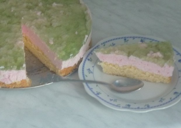 Fotografia przedstawiająca Tort o smaku truskawkowej galaretki