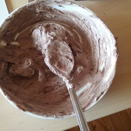Krok 5 - Tort orzechowo-kakaowy na 50-tkę foto