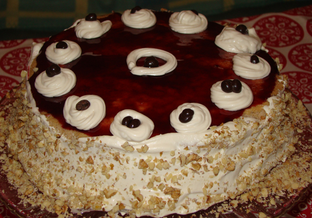 Tort orzechowo- kawowy z wiśniami foto