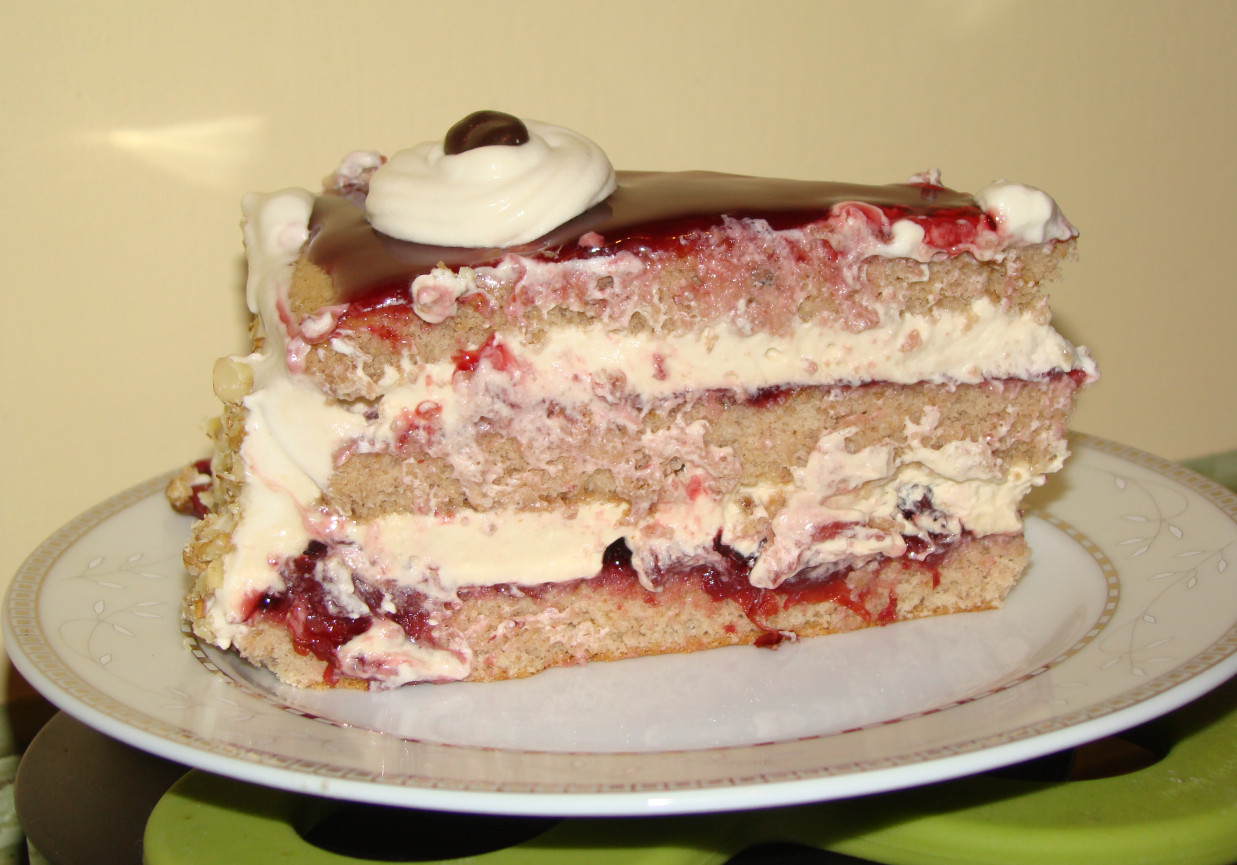 Tort orzechowo- kawowy z wiśniami foto