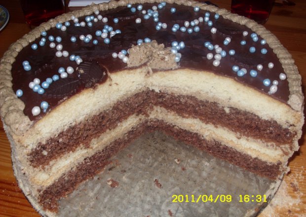 Fotografia przedstawiająca Tort orzechowo-biszkoptowy