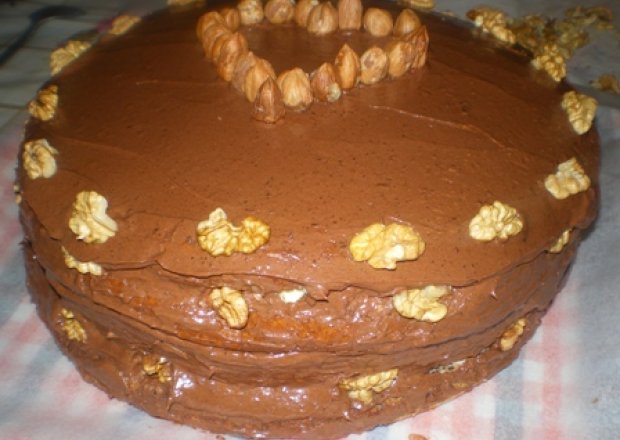 Fotografia przedstawiająca Tort orzechowy z czekoladowym kremem