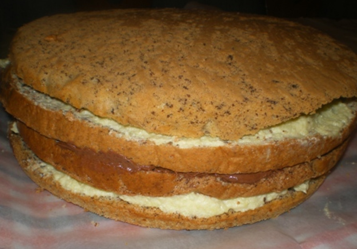 Tort orzechowy z czekoladowym kremem foto
