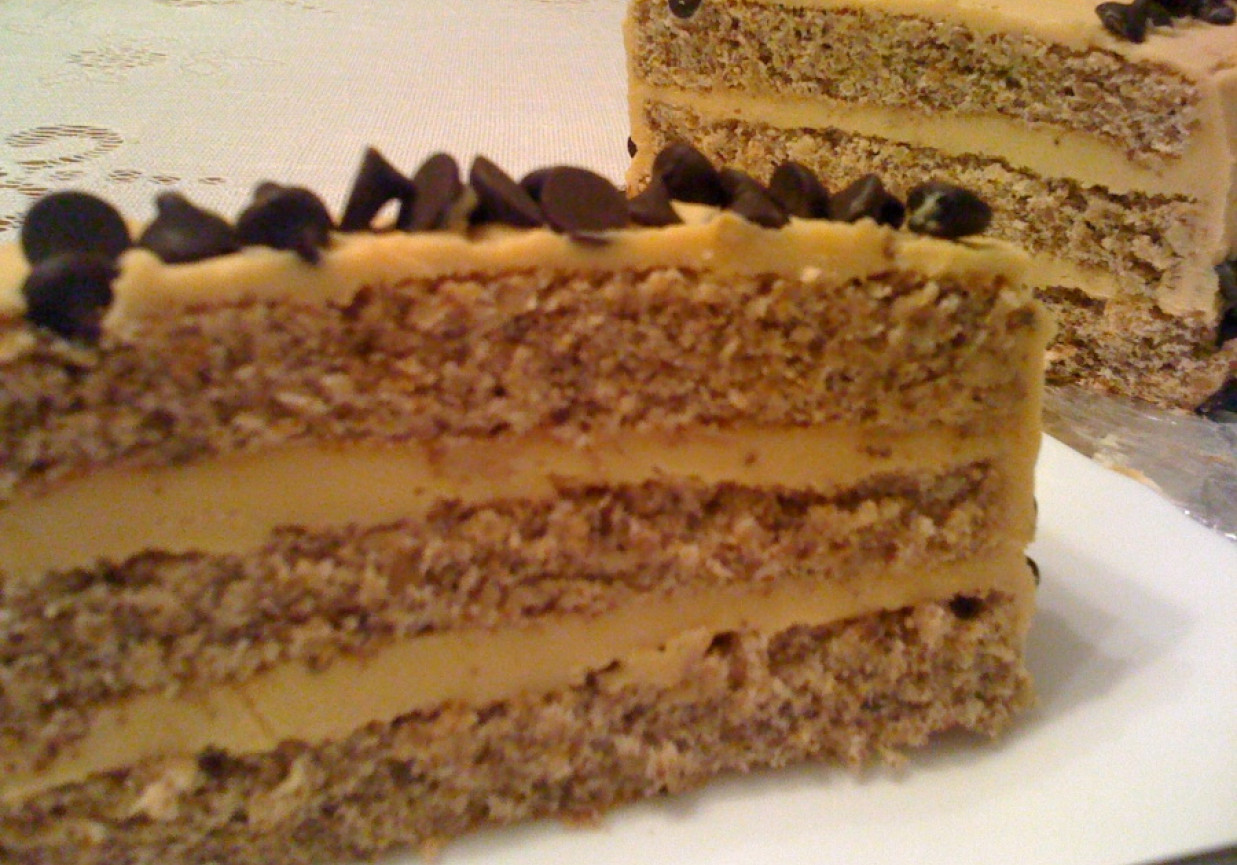 Tort orzechowy z kremem kajmakowym foto