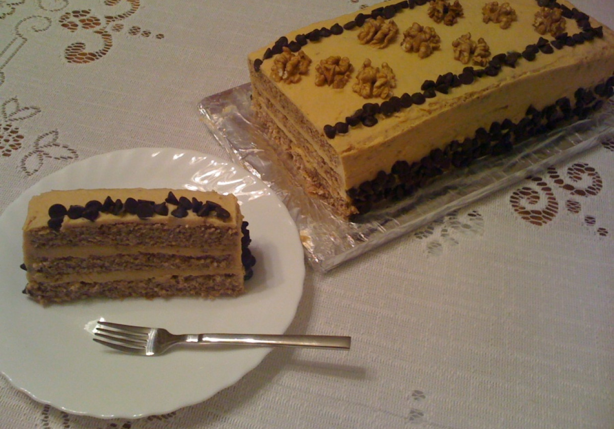 Tort orzechowy z kremem kajmakowym foto
