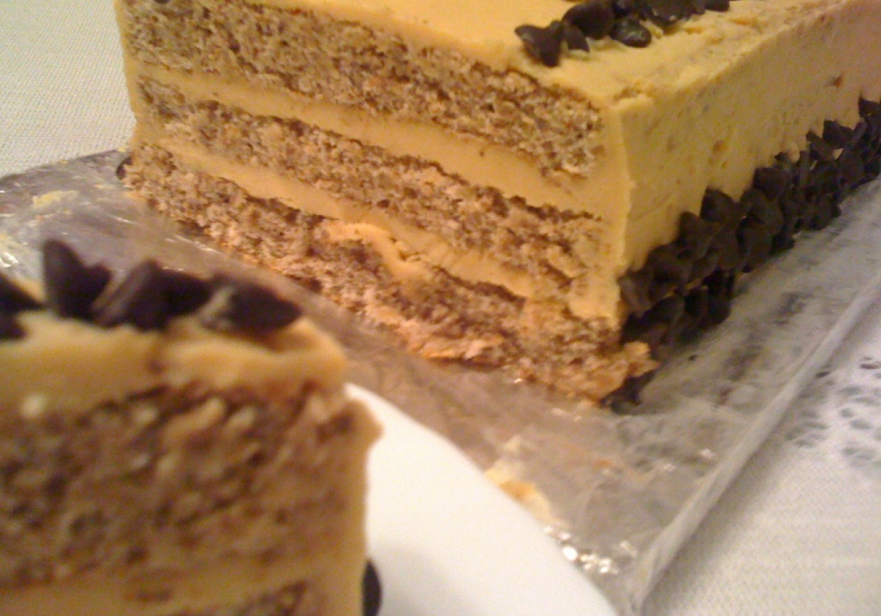 Tort orzechowy z kremem kajmakowym foto