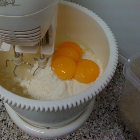 Krok 2 - Tort orzechowy z kremem kajmakowym foto