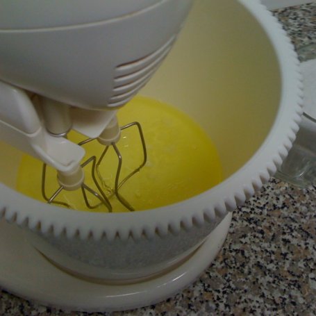 Krok 1 - Tort orzechowy z kremem kajmakowym foto