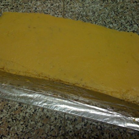 Krok 7 - Tort orzechowy z kremem kajmakowym foto