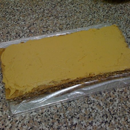 Krok 6 - Tort orzechowy z kremem kajmakowym foto