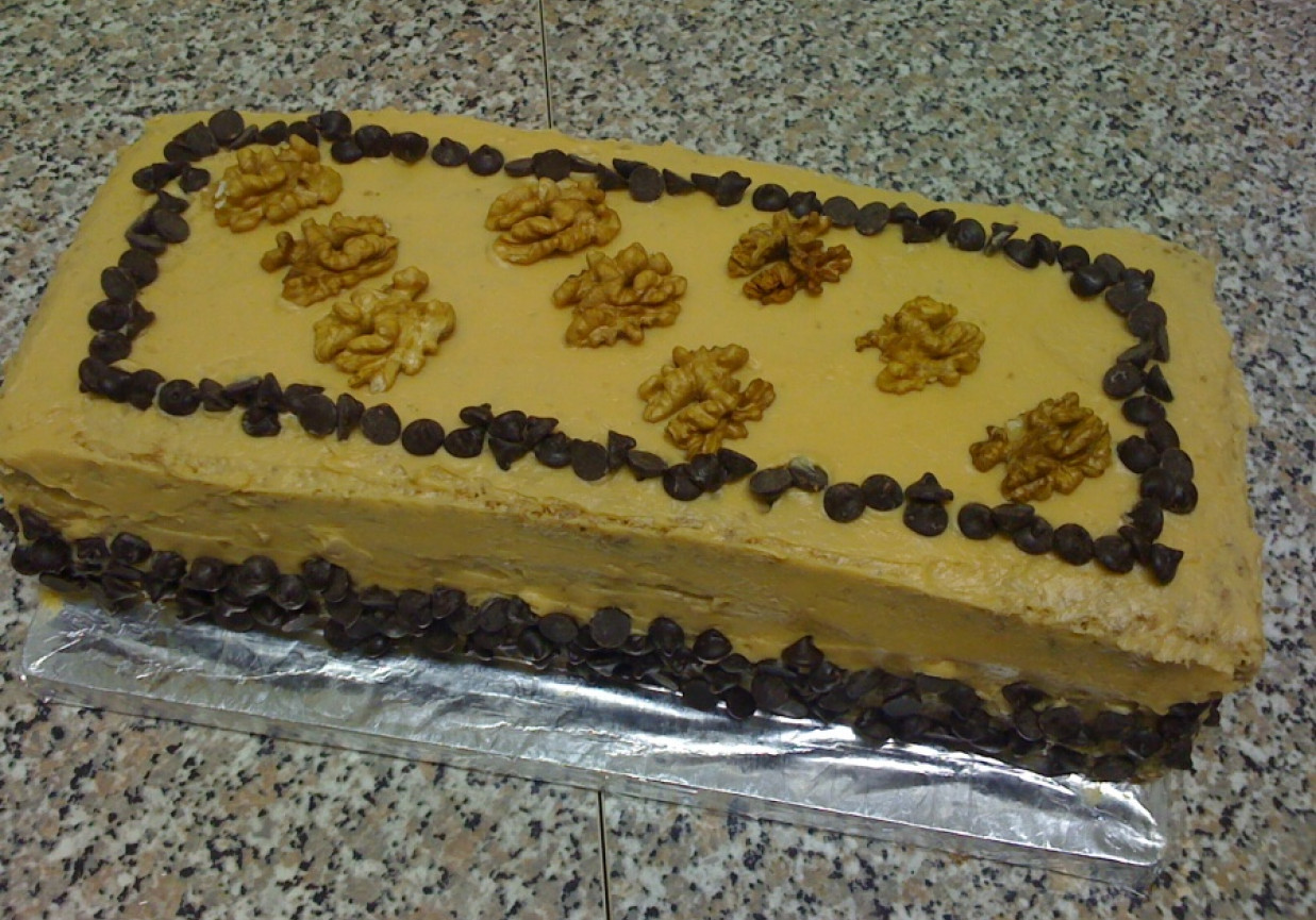 Tort orzechowy z kremem kajmakowym foto