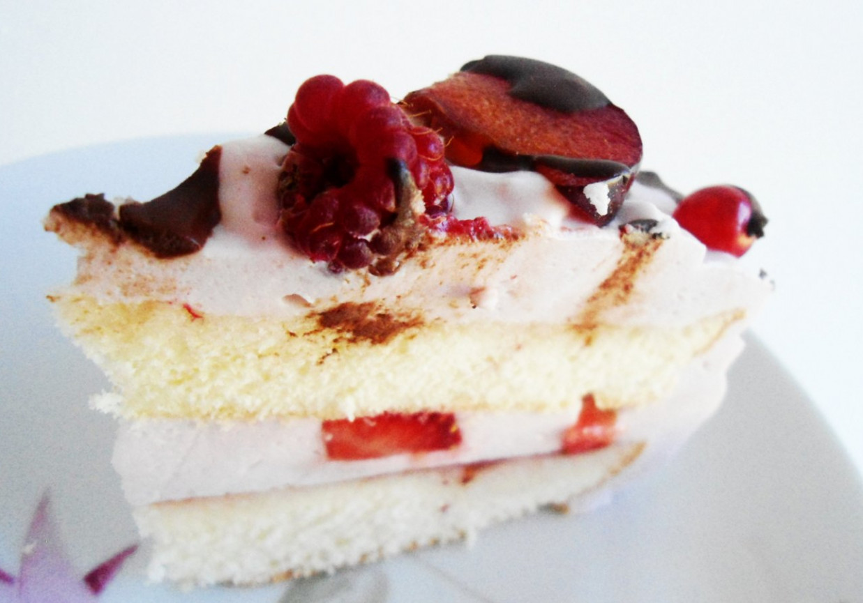 Tort owocowy pokryty ptasim mleczkiem i gorzką czekoladą foto