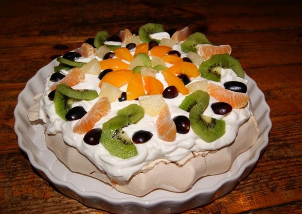 Fotografia przedstawiająca tort pavlovej