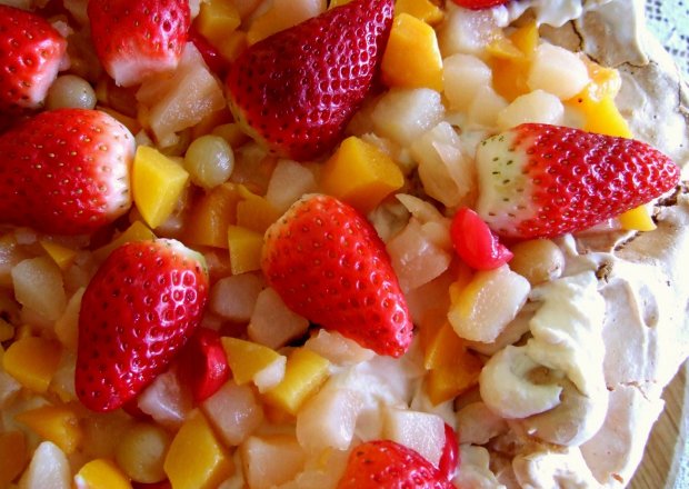 Fotografia przedstawiająca Tort Pawłowej z owocami
