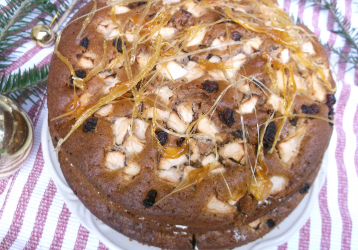 Tort piernikowy z jabłkami udekorowany karmelowymi nitkami. foto