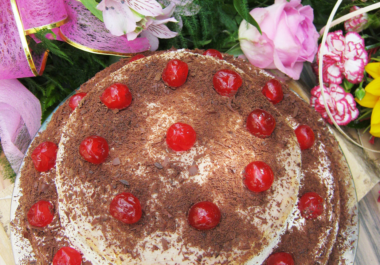 Tort piętrowy – typu szwarcwaldzkiego z kremem kukułkowym foto