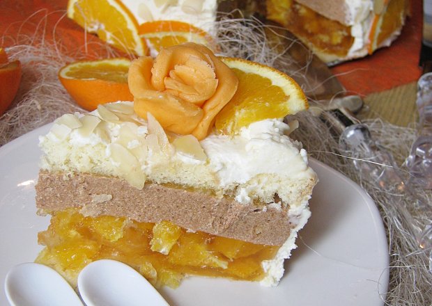 Fotografia przedstawiająca Tort pomarańczowo-kajmakowy