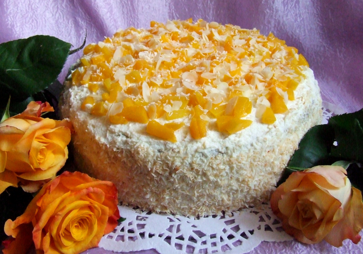 Tort przekładany kremem z serka mascarpone i brzoskwiniami foto