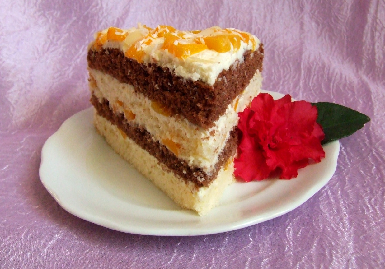 Tort przekładany kremem z serka mascarpone i brzoskwiniami foto