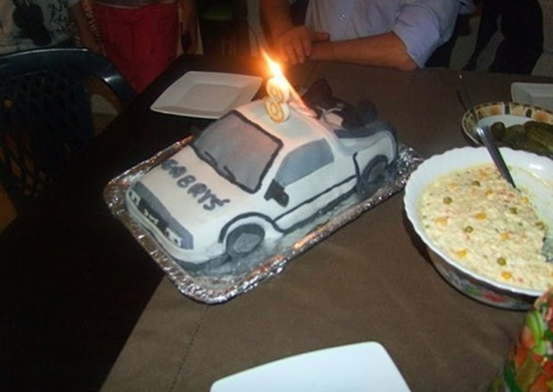 Fotografia przedstawiająca Tort samochód Delorean z filmu " Powrót do przyszłośći"