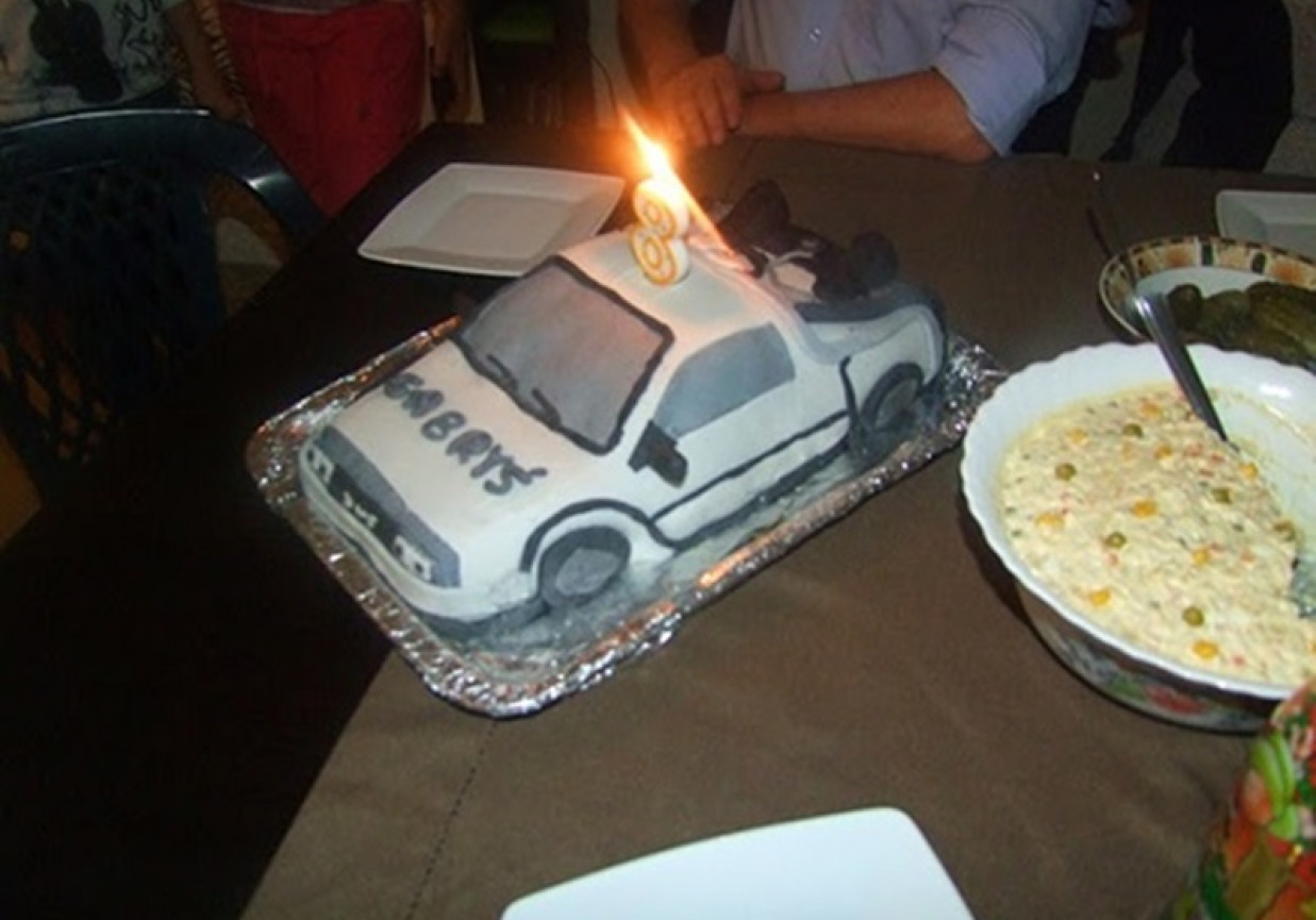Tort samochód Delorean z filmu " Powrót do przyszłośći" foto