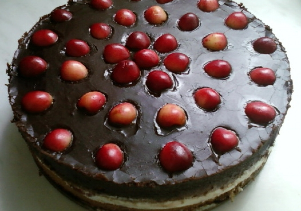 Tort sernikowy z czereśniami i czekoladową polewą foto