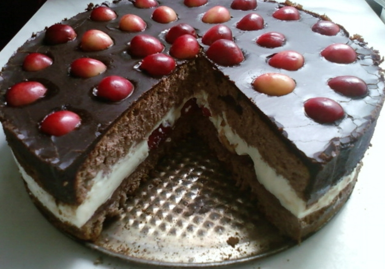 Tort sernikowy z czereśniami i czekoladową polewą foto