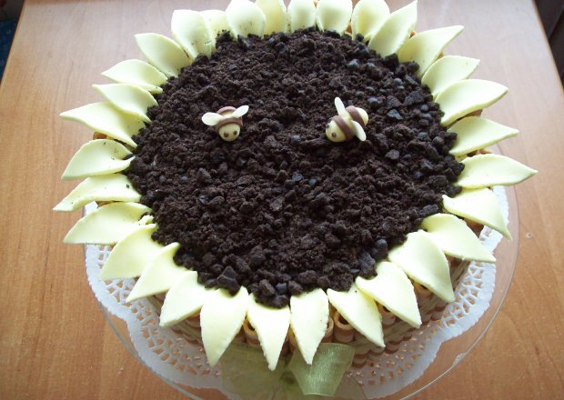 Fotografia przedstawiająca tort słonecznik z pszczółkami