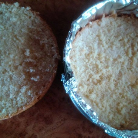 Krok 1 - Tort śmietankowo malinowy z masą cukrową foto